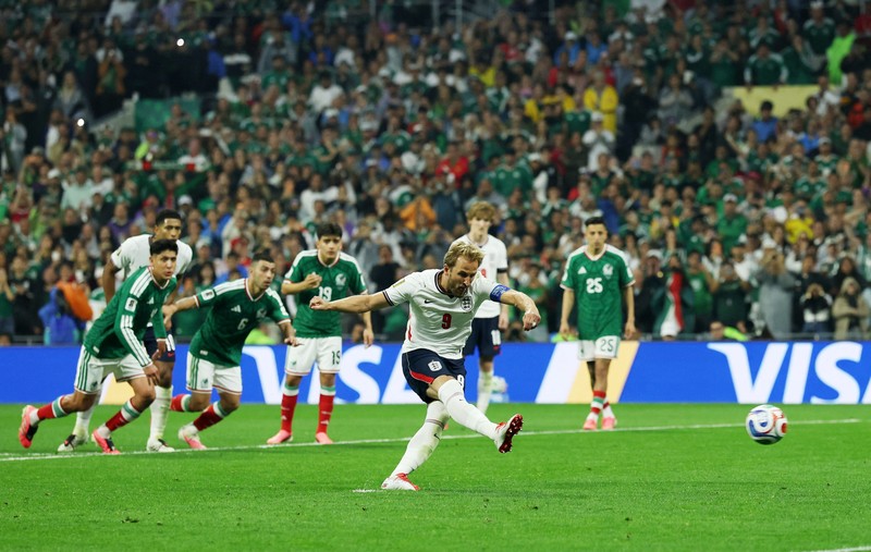 Soccer Football - FIFA World Cup 2026 - Round of 16 - Mexico v England - Estadio Azteca, Mexico City, Mexico - July 5, 2026 England's players celebrate after the match as England qualify for the quarter finals of the World Cup REUTERS/Henry Romero