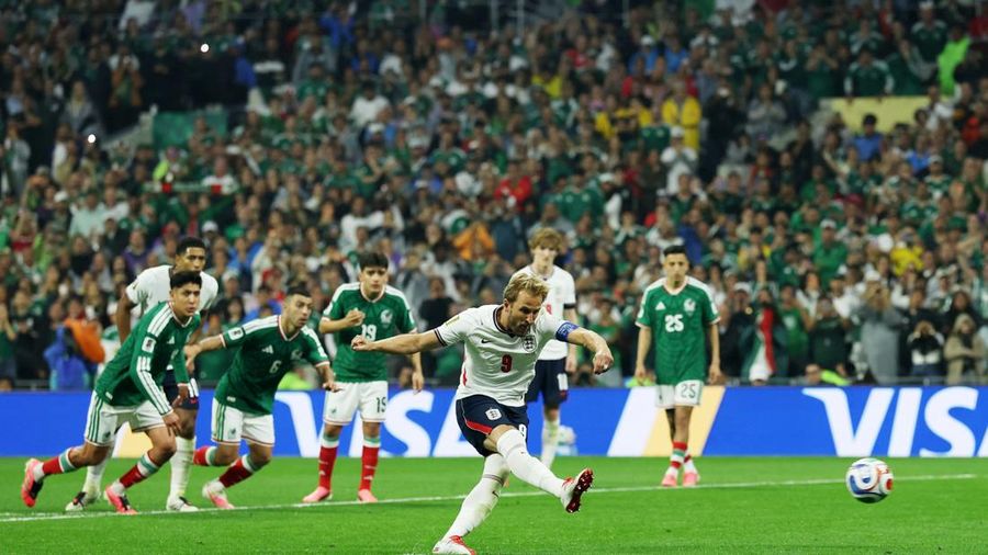 SOCCER-WORLDCUP-MEX-ENG/