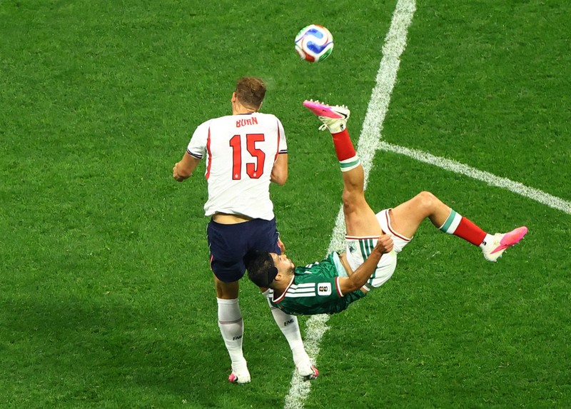 Soccer Football - FIFA World Cup 2026 - Round of 16 - Mexico v England - Estadio Azteca, Mexico City, Mexico - July 5, 2026 England's players celebrate after the match as England qualify for the quarter finals of the World Cup REUTERS/Henry Romero