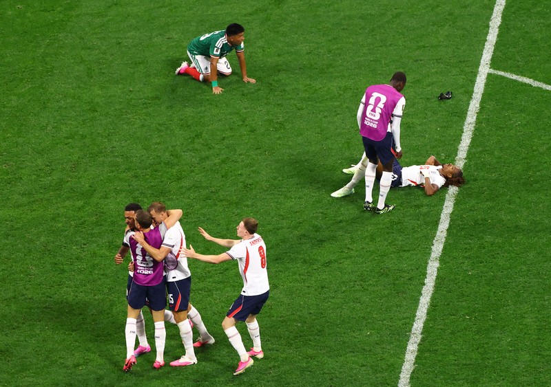 Soccer Football - FIFA World Cup 2026 - Round of 16 - Mexico v England - Estadio Azteca, Mexico City, Mexico - July 5, 2026 England's players celebrate after the match as England qualify for the quarter finals of the World Cup REUTERS/Henry Romero