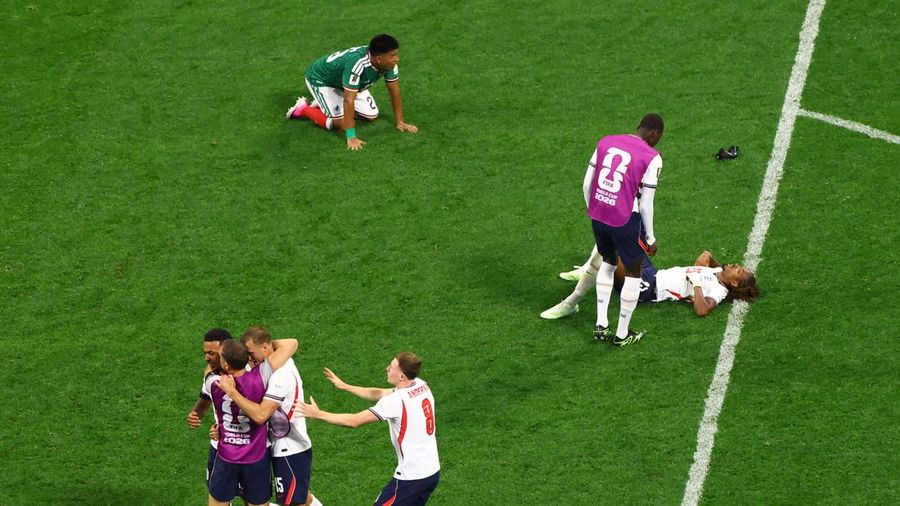 Soccer Football - FIFA World Cup 2026 - Round of 16 - Mexico v England - Estadio Azteca, Mexico City, Mexico - July 5, 2026 England players celebrate after the match as England qualify for the quarter finals of the World Cup REUTERS/Henry Romero