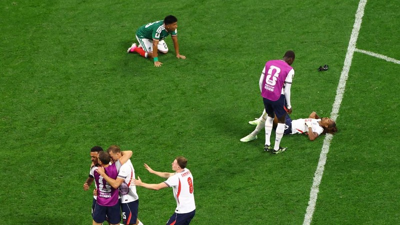 Soccer Football - FIFA World Cup 2026 - Round of 16 - Mexico v England - Estadio Azteca, Mexico City, Mexico - July 5, 2026 England players celebrate after the match as England qualify for the quarter finals of the World Cup REUTERS/Henry Romero