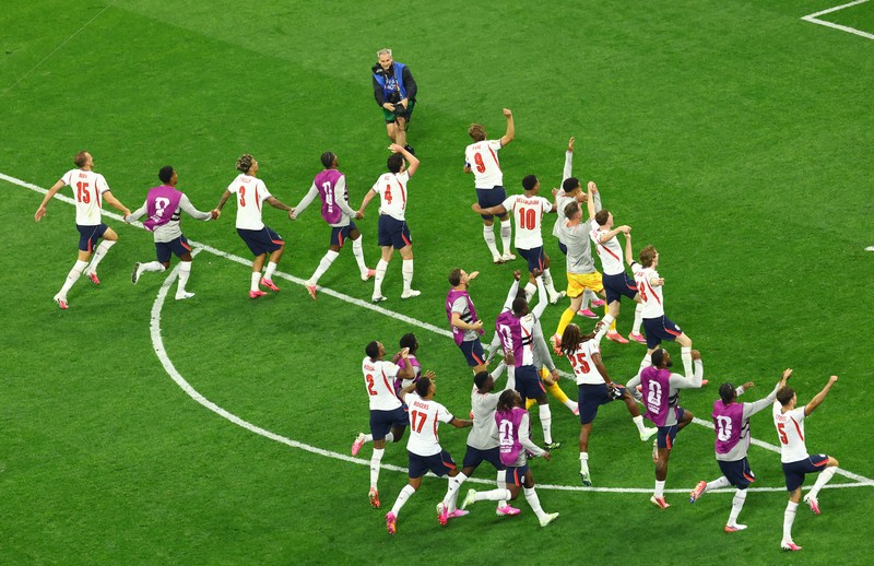 Soccer Football - FIFA World Cup 2026 - Round of 16 - Mexico v England - Estadio Azteca, Mexico City, Mexico - July 5, 2026 England's players celebrate after the match as England qualify for the quarter finals of the World Cup REUTERS/Henry Romero