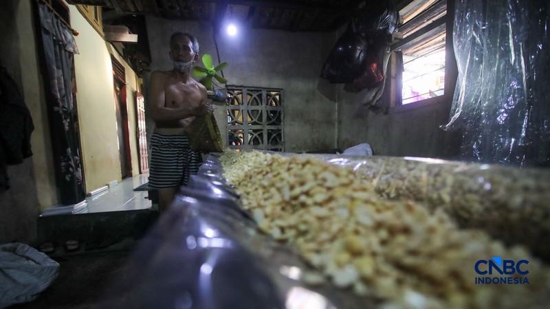 Suasana aktivitas perajin tempe di Kampung Tempe, Sunter Jaya, Jakarta, Senin (6/7/2026). (CNBC Indonesia/Faisal Rahman)
