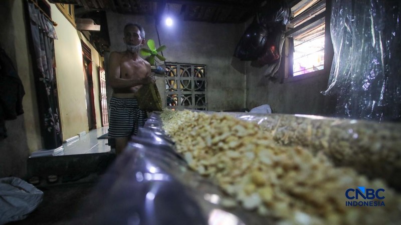 Suasana aktivitas perajin tempe di Kampung Tempe, Sunter Jaya, Jakarta, Senin (6/7/2026).