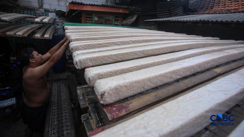 Suasana aktivitas perajin tempe di Kampung Tempe, Sunter Jaya, Jakarta, Senin (6/7/2026). (CNBC Indonesia/Faisal Rahman)