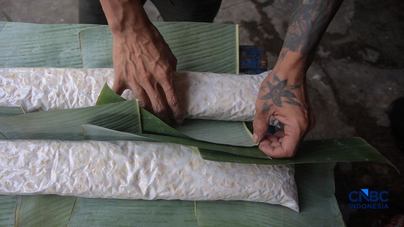 Suasana aktivitas perajin tempe di Kampung Tempe, Sunter Jaya, Jakarta, Senin (6/7/2026). (CNBC Indonesia/Faisal Rahman)