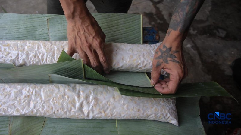 Suasana aktivitas perajin tempe di Kampung Tempe, Sunter Jaya, Jakarta, Senin (6/7/2026). (CNBC Indonesia/Faisal Rahman)