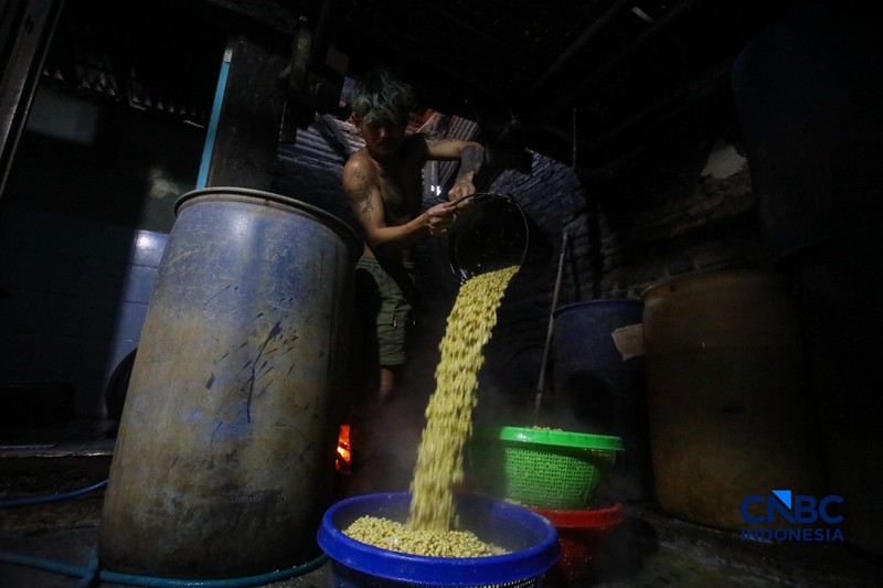 Suasana aktivitas perajin tempe di Kampung Tempe, Sunter Jaya, Jakarta, Senin (6/7/2026). (CNBC Indonesia/Faisal Rahman)