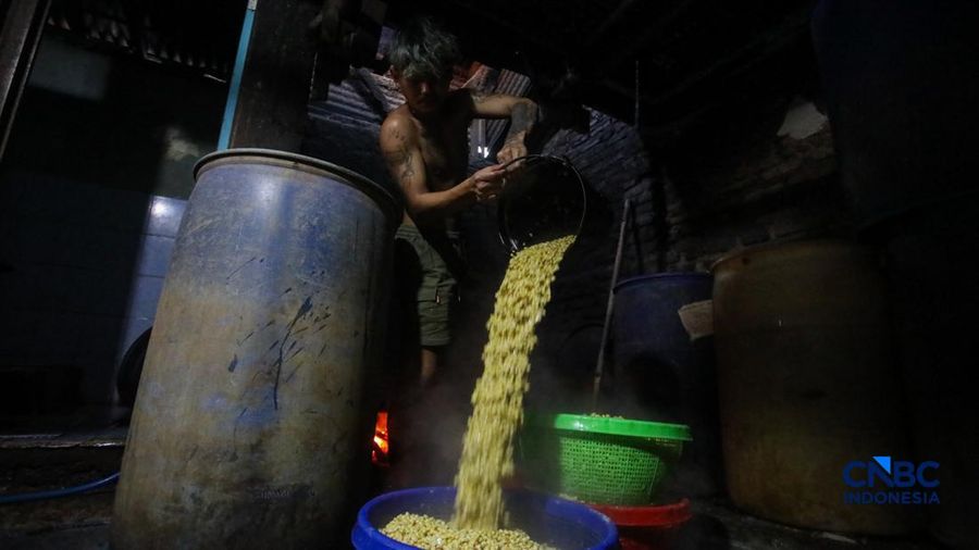Suasana aktivitas perajin tempe di Kampung Tempe, Sunter Jaya, Jakarta, Senin (6/7/2026). (CNBC Indonesia/Faisal Rahman)