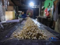 Suasana aktivitas perajin tempe di Kampung Tempe, Sunter Jaya, Jakarta, Senin (6/7/2026). (CNBC Indonesia/Faisal Rahman)