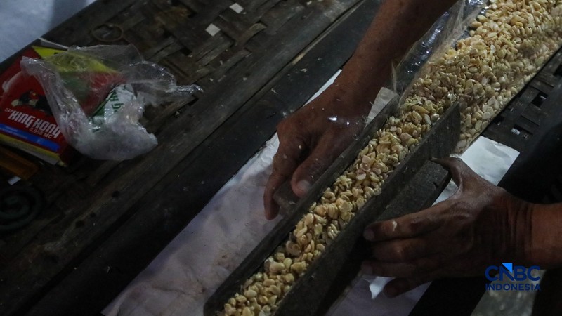 Suasana aktivitas perajin tempe di Kampung Tempe, Sunter Jaya, Jakarta, Senin (6/7/2026). (CNBC Indonesia/Faisal Rahman)