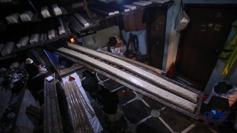 Suasana aktivitas perajin tempe di Kampung Tempe, Sunter Jaya, Jakarta, Senin (6/7/2026).