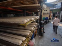 Suasana aktivitas perajin tempe di Kampung Tempe, Sunter Jaya, Jakarta, Senin (6/7/2026). (CNBC Indonesia/Faisal Rahman)