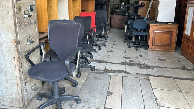 Pontang-panting Pedagang Mebel di Manggarai Sampai Akhirnya Pasrah