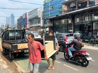 Suasana mebel bekas di kawasan Jl Dr Sahardjo, Manggarai, Jakarta Selatan pada Kamis (2/7/2026). (Dok Ist)