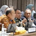 Wakil Ketua DPR Sufmi Dasco Ahmad saat memimpin Rapat Koordinasi dengan pemerintah membahas rumusan terkait Peraturan Presiden yang akan memberikan perlindungan terhadap ekosistem transportasi online di ruang rapat pimpinan Gedung Nusantara III Senay
