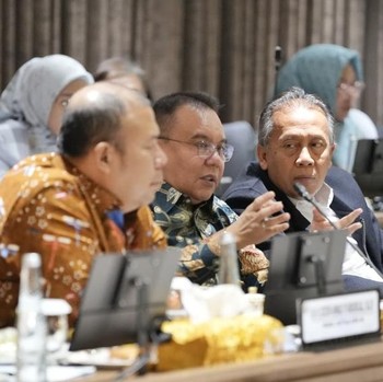 Wakil Ketua DPR Sufmi Dasco Ahmad saat memimpin Rapat Koordinasi dengan pemerintah membahas rumusan terkait Peraturan Presiden yang akan memberikan perlindungan terhadap ekosistem transportasi online di ruang rapat pimpinan Gedung Nusantara III Senay