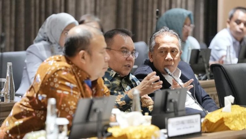 Wakil Ketua DPR Sufmi Dasco Ahmad saat memimpin Rapat Koordinasi dengan pemerintah membahas rumusan terkait Peraturan Presiden yang akan memberikan perlindungan terhadap ekosistem transportasi online di ruang rapat pimpinan Gedung Nusantara III Senayan Jakarta, Senin (6/7/2026).