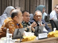 Wakil Ketua DPR Sufmi Dasco Ahmad saat memimpin Rapat Koordinasi dengan pemerintah membahas rumusan terkait Peraturan Presiden yang akan memberikan perlindungan terhadap ekosistem transportasi online di ruang rapat pimpinan Gedung Nusantara III Senay