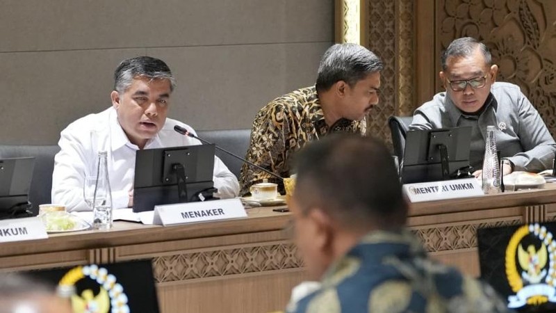 Wakil Ketua DPR Sufmi Dasco Ahmad saat memimpin Rapat Koordinasi dengan pemerintah membahas rumusan terkait Peraturan Presiden yang akan memberikan perlindungan terhadap ekosistem transportasi online di ruang rapat pimpinan Gedung Nusantara III Senayan Jakarta, Senin (6/7/2026).