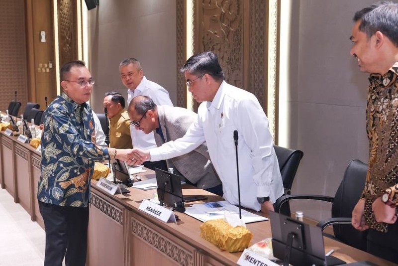 Wakil Ketua DPR Sufmi Dasco Ahmad saat memimpin Rapat Koordinasi dengan pemerintah membahas rumusan terkait Peraturan Presiden yang akan memberikan perlindungan terhadap ekosistem transportasi online di ruang rapat pimpinan Gedung Nusantara III Senayan Jakarta, Senin (6/7/2026). (Instagram/sufmi_dasco)