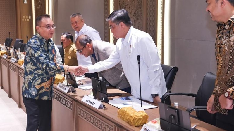 Wakil Ketua DPR Sufmi Dasco Ahmad saat memimpin Rapat Koordinasi dengan pemerintah membahas rumusan terkait Peraturan Presiden yang akan memberikan perlindungan terhadap ekosistem transportasi online di ruang rapat pimpinan Gedung Nusantara III Senayan Jakarta, Senin (6/7/2026).