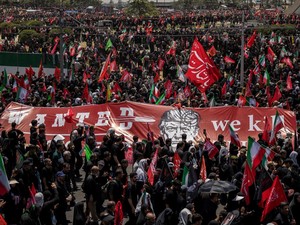 Hari Ke-2 Prosesi Pemakaman Khamenei, Warga Iran Tuntut Pembalasan ke Trump