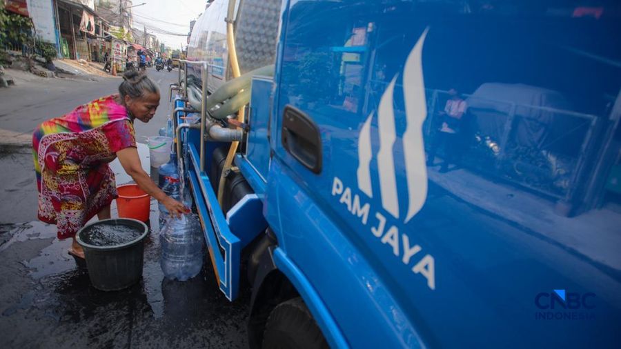 Warga mengambil air bersih dari mobil layanan bantuan air bersih di Jalan H Mawar, Sunter Jaya, Tanjung Priok, Jakarta Utara, Senin (6/7/2026).