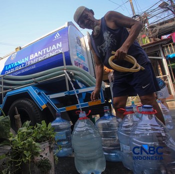 Warga mengambil air bersih dari mobil layanan bantuan air bersih di Jalan H Mawar, Sunter Jaya, Tanjung Priok, Jakarta Utara, Senin (6/7/2026). (CNBC Indonesia/Faisal Rahman)