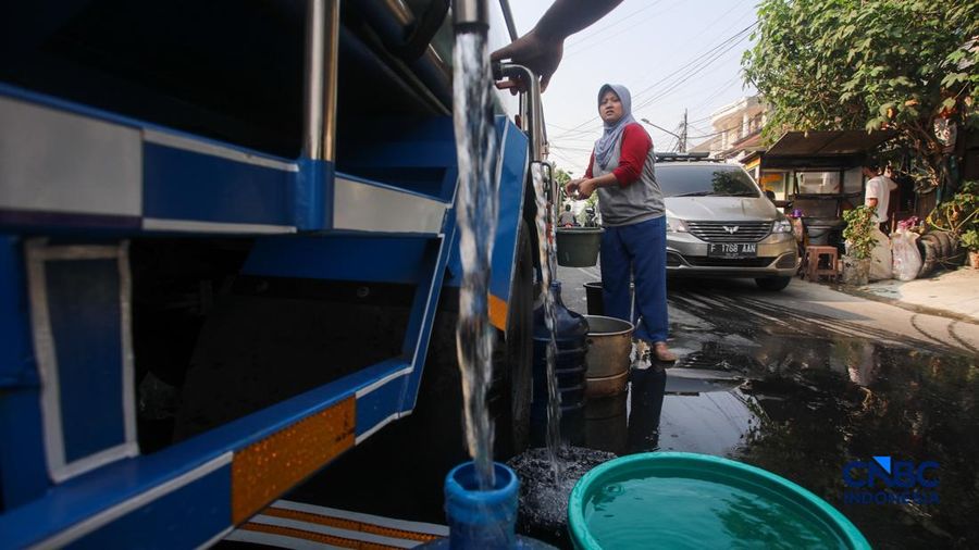 Warga mengambil air bersih dari mobil layanan bantuan air bersih di Jalan H Mawar, Sunter Jaya, Tanjung Priok, Jakarta Utara, Senin (6/7/2026).
