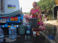 Warga mengambil air bersih dari mobil layanan bantuan air bersih di Jalan H Mawar, Sunter Jaya, Tanjung Priok, Jakarta Utara, Senin (6/7/2026). (CNBC Indonesia/Faisal Rahman)