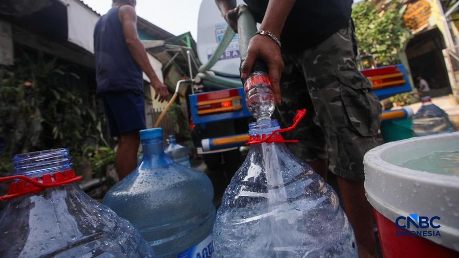 Warga mengambil air bersih dari mobil layanan bantuan air bersih di Jalan H Mawar, Sunter Jaya, Tanjung Priok, Jakarta Utara, Senin (6/7/2026).