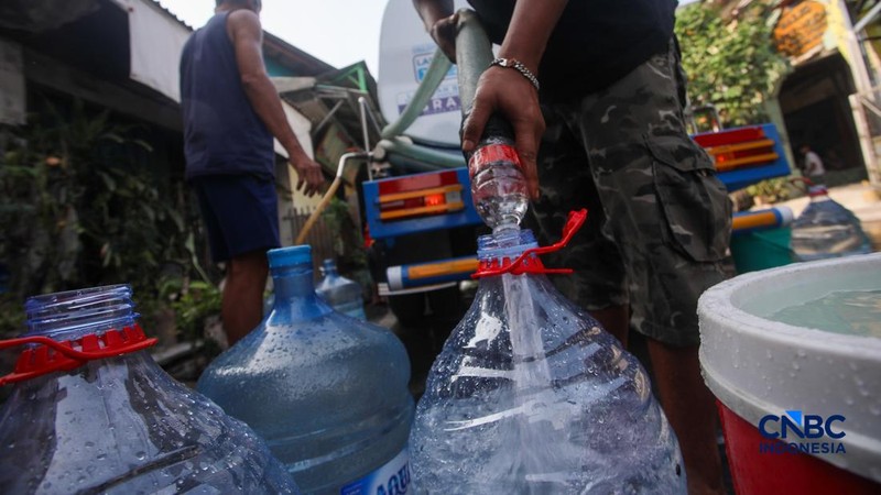 Warga mengambil air bersih dari mobil layanan bantuan air bersih di Jalan H Mawar, Sunter Jaya, Tanjung Priok, Jakarta Utara, Senin (6/7/2026).
