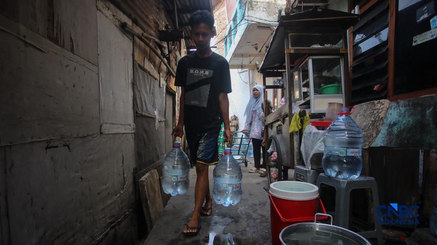 Warga mengambil air bersih dari mobil layanan bantuan air bersih di Jalan H Mawar, Sunter Jaya, Tanjung Priok, Jakarta Utara, Senin (6/7/2026).