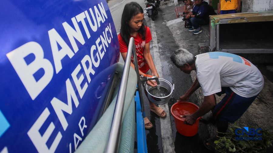 Warga mengambil air bersih dari mobil layanan bantuan air bersih di Jalan H Mawar, Sunter Jaya, Tanjung Priok, Jakarta Utara, Senin (6/7/2026).