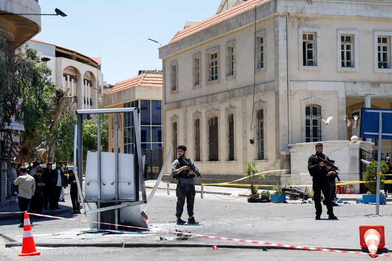 Sejumlah ledakan mengguncang kawasan di dekat hotel yang dijadwalkan menjadi tempat menginap Presiden Prancis, Emmanuel Macron, di Damaskus, Suriah, pada Selasa (7/7/2026). Asap pekat dan kobaran api terlihat membumbung dari lokasi kejadian, sementara petugas darurat dan ambulans segera dikerahkan untuk melakukan penanganan di area terdampak. REUTERS/Yamam Al Shaar