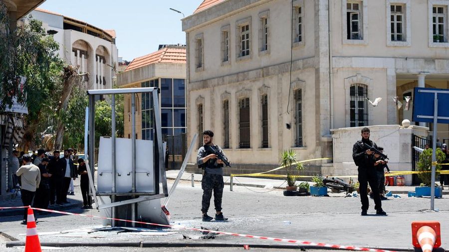 Area yang dikordon dan bangunan yang rusak akibat ledakan di dekat hotel tempat Presiden Prancis Emmanuel Macron seharusnya menginap, di Damaskus, Suriah, 7 Juli 2026.