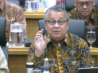 Gubernur Bank Indonesia, Perry Warjiyo saat mengikuti rapat kerja dengan Banggar DPR RI di Komplek Parlemen, Jakarta, Selasa (7/7/2026). (Tangkapan Layar Youtube/TVR Parlemen)