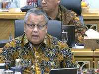 Gubernur Bank Indonesia, Perry Warjiyo saat mengikuti rapat kerja dengan Banggar DPR RI di Komplek Parlemen, Jakarta, Selasa (7/7/2026). (Tangkapan Layar Youtube/TVR Parlemen)