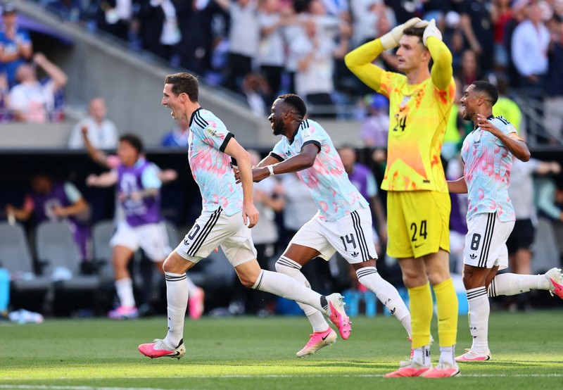 Hans Vanaken merayakan gol ketiga Belgia bersama Dodi Lukebakio dan Youri Tielemans, sementara kiper Amerika Serikat Matt Freese tampak kecewa dalam pertandingan babak 16 besar Piala Dunia FIFA 2026 di Seattle Stadium, Seattle, Washington, Amerika Serikat, Senin (6/7/2026). (IMAGN IMAGES via Reuters/Blake Dahlin)