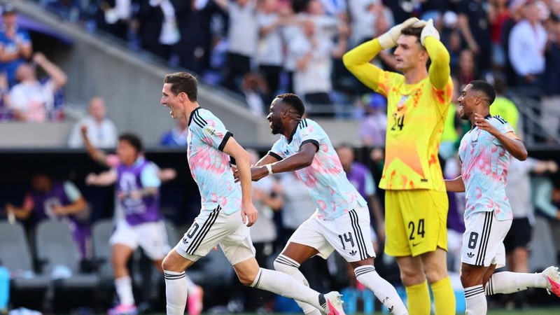 Hans Vanaken merayakan gol ketiga Belgia bersama Dodi Lukebakio dan Youri Tielemans, sementara kiper Amerika Serikat Matt Freese tampak kecewa dalam pertandingan babak 16 besar Piala Dunia FIFA 2026 di Seattle Stadium, Seattle, Washington, Amerika Se