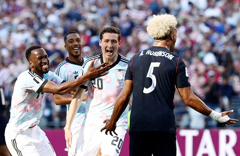 Hans Vanaken merayakan gol ketiga Belgia bersama Dodi Lukebakio dan Youri Tielemans, sementara kiper Amerika Serikat Matt Freese tampak kecewa dalam pertandingan babak 16 besar Piala Dunia FIFA 2026 di Seattle Stadium, Seattle, Washington, Amerika Serikat, Senin (6/7/2026). (IMAGN IMAGES via Reuters/Blake Dahlin)