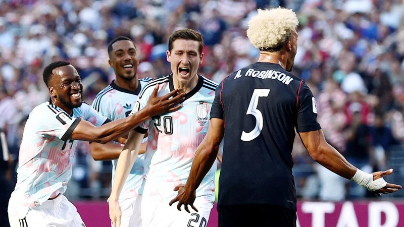 Hans Vanaken merayakan gol ketiga Belgia bersama Dodi Lukebakio dan Youri Tielemans, sementara pemain Amerika Serikat Antonee Robinson bereaksi dalam pertandingan babak 16 besar Piala Dunia FIFA 2026 di Seattle Stadium, Seattle, Washington, Amerika Serikat, Senin (6/7/2026).