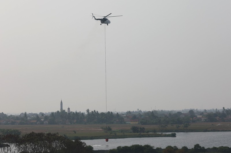 Personil gabungan berjibaku memadamkan api kebakaran TPA Jatiwaringin, Tangerang dengan menggunakan semprotan air pada Senin (6/7). (Dok BNPB)
