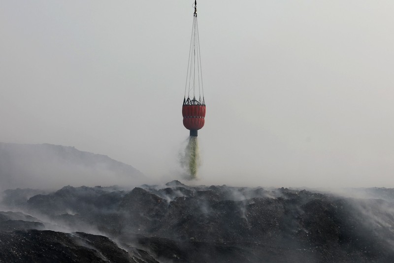 Personil gabungan berjibaku memadamkan api kebakaran TPA Jatiwaringin, Tangerang dengan menggunakan semprotan air pada Senin (6/7). (Dok BNPB)