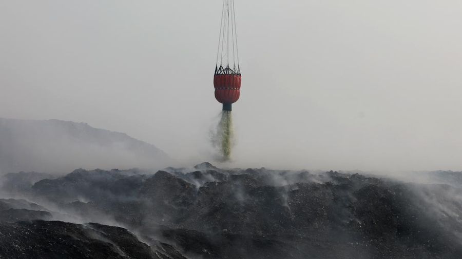Helikopter water bombing melaksanakan pemadaman kebakaran TPA Jatiwaringin melalui udara pada Senin (6/7). (Dok BNPB)