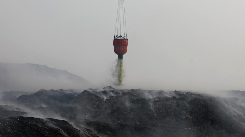 Helikopter water bombing melaksanakan pemadaman kebakaran TPA Jatiwaringin melalui udara pada Senin (6/7). (Dok BNPB)