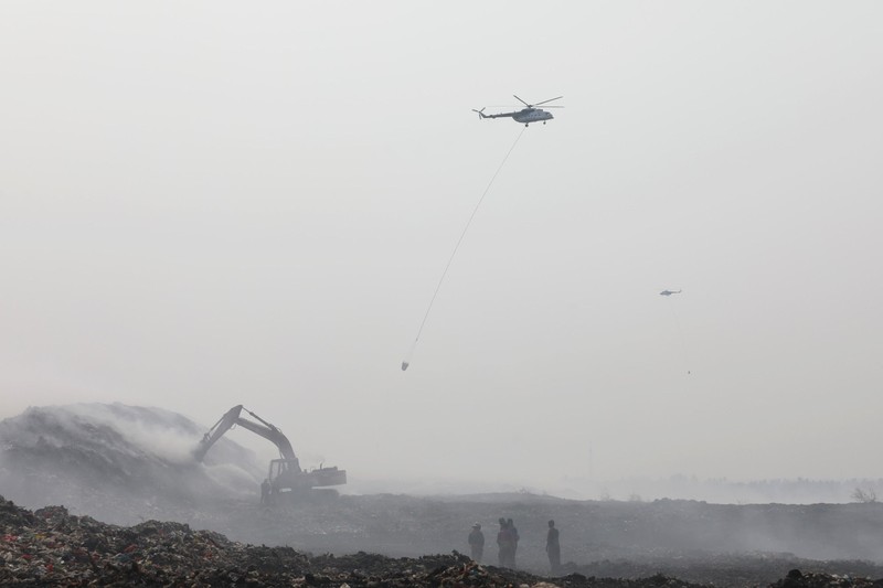 Personil gabungan berjibaku memadamkan api kebakaran TPA Jatiwaringin, Tangerang dengan menggunakan semprotan air pada Senin (6/7). (Dok BNPB)