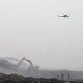 Helikopter water bombing melaksanakan pemadaman kebakaran TPA Jatiwaringin melalui udara pada Senin (6/7). (Dok BNPB)